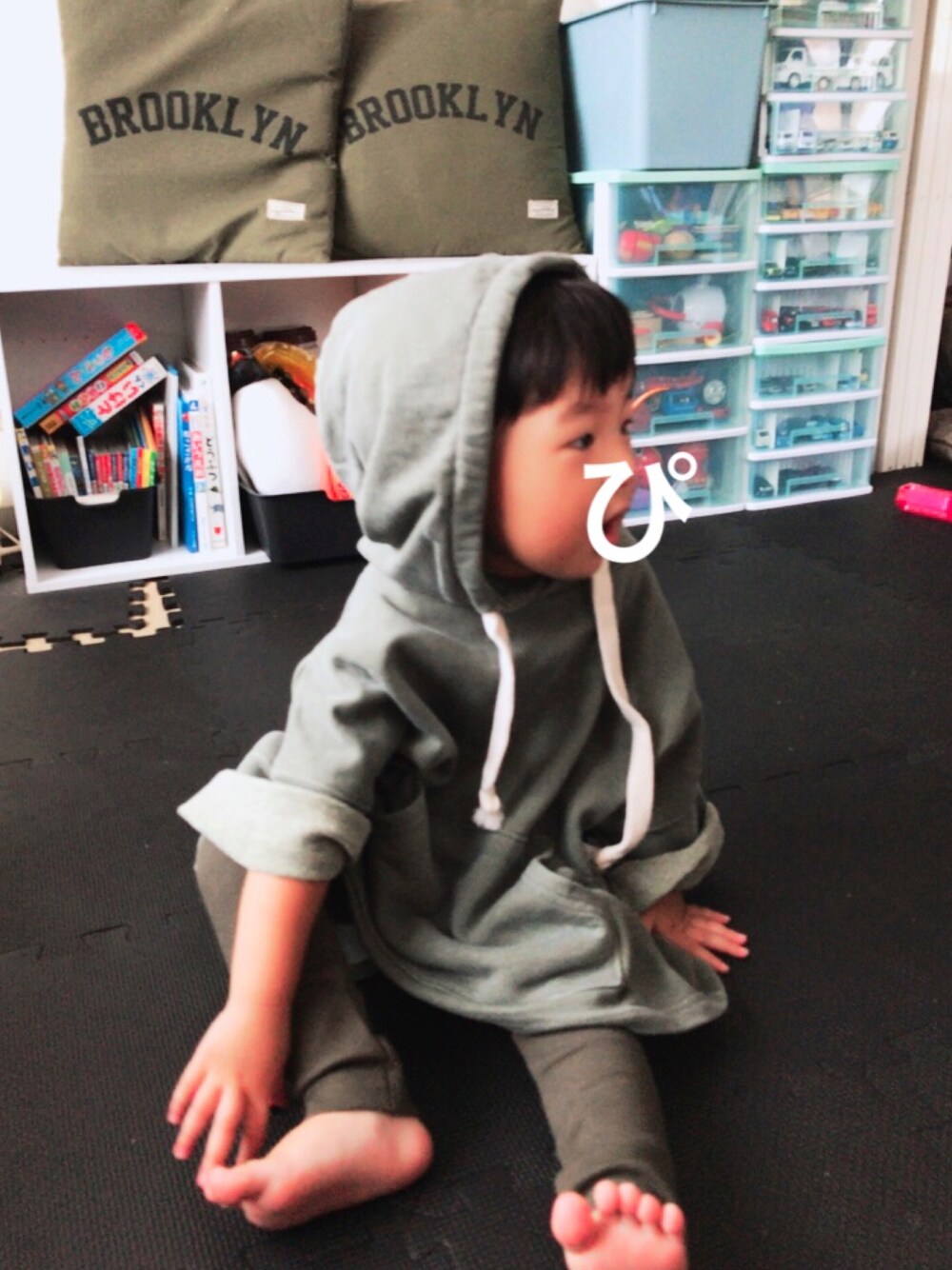「男の子、2歳、リラックススタイル、ビッグシルエット、パーカー、チュニック、ユニクロ、リブレギンス、エリート一重くん」｜「unbarthdayのアイテム（パーカー、グリーン系）」を使った、P×Kさん（キッズ・80cm）の秋コーディネートの1枚目の写真