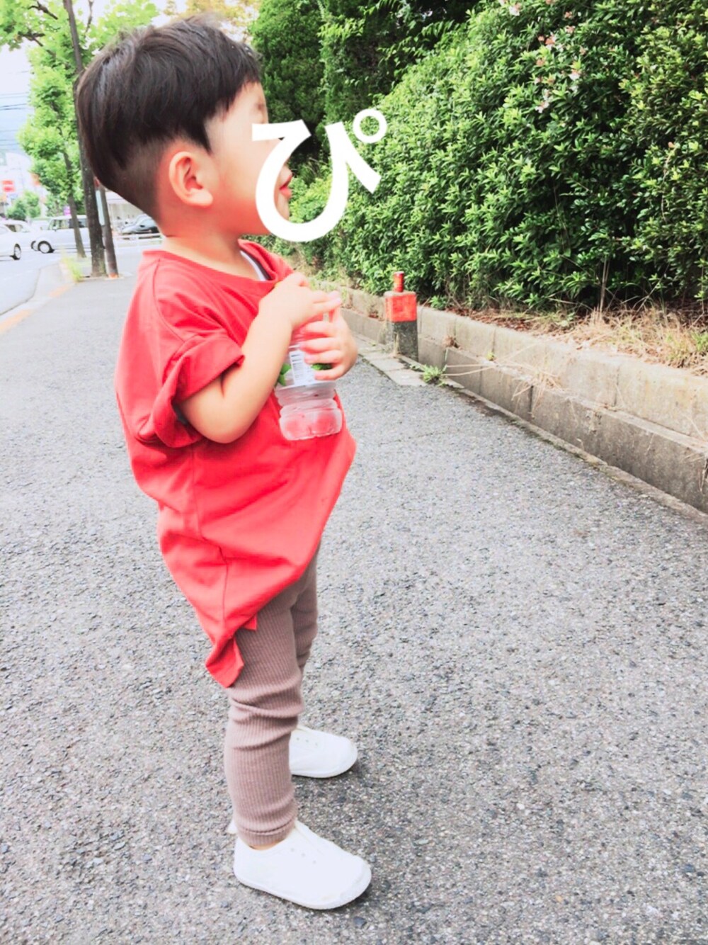 「男の子、2歳、オーバーサイズ、ワンポケT、テラコッタ、monmimi、リブレギンス、スリッポン、エリート一重くん、プレゼントありがとう」｜「GLOBAL WORKのキッズ【吸水速乾】ビックT半袖/746080（Tシャツ/カットソー、ブラウン系）」を使った、P×Kさん（キッズ・80cm）の夏コーディネートの1枚目の写真