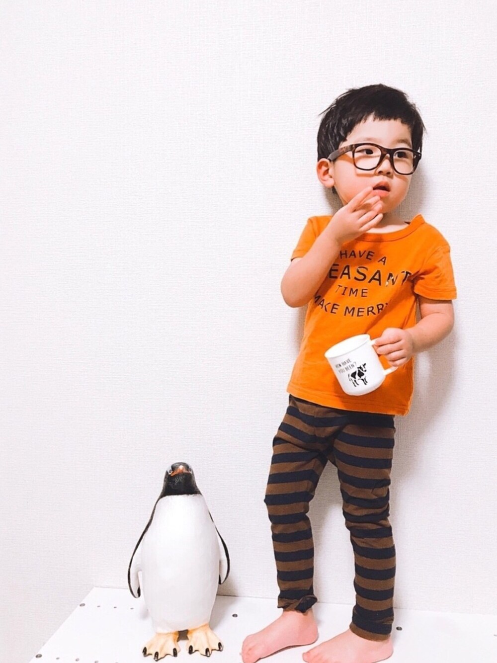 「男の子、2歳、おうちスタイル、めがね、テラコッタ、ロゴT、ユニクロ、ボーダーレギンス、フィギュア、エリート一重くん」｜「any Famの【KIDS】20一リサイクル風天竺 Tシャツ（Tシャツ/カットソー、オレンジ系）」を使った、P×Kさん（キッズ・90cm）の夏コーディネートの1枚目の写真