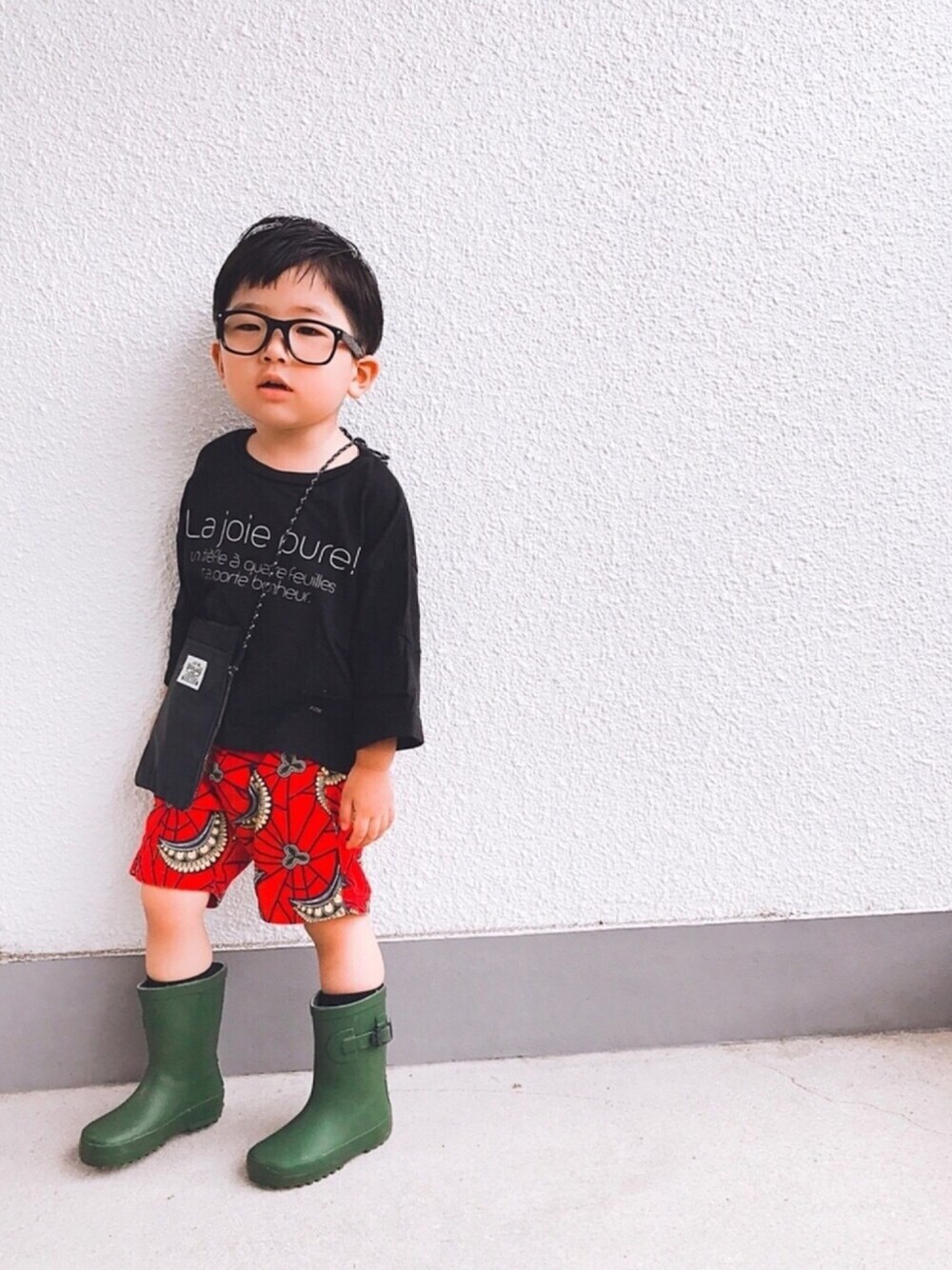 「男の子、3歳、めがね、FITH、7分袖、ロゴT、ハーフパンツ、レインブーツ、サコッシュ、エリート一重くん」｜「DAISOのアイテム（メガネ、ブラック系）」を使った、P×Kさん（キッズ・90cm）の夏コーディネートの1枚目の写真