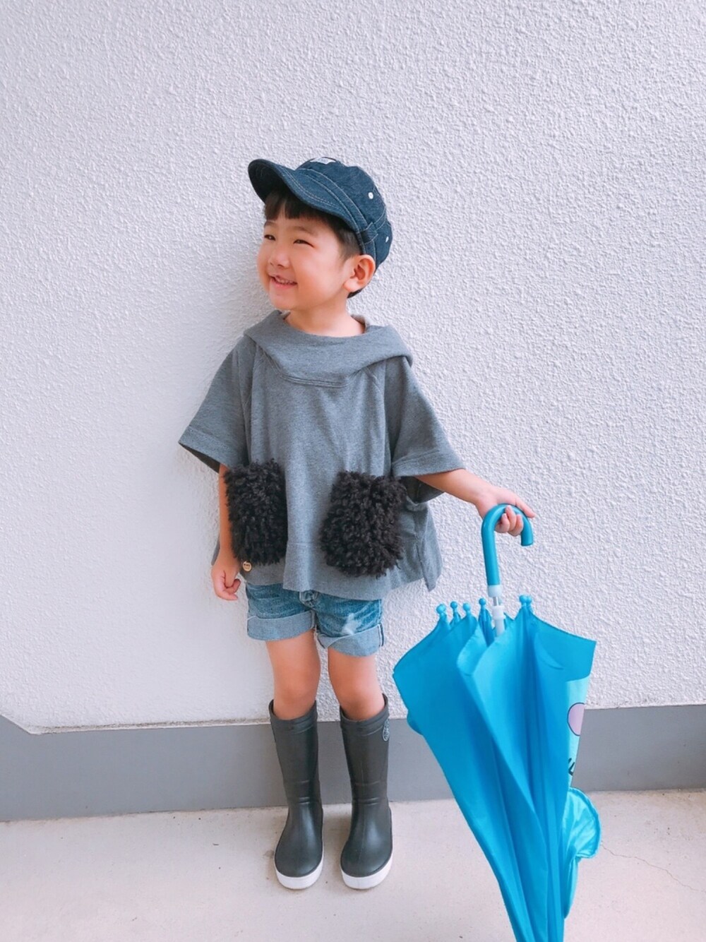 「男の子、4歳、雨の日コーデ、ワークキャップ、パーカー、ポケット、ショートパンツ、デニム、雨具、エリート一重くん」｜「Leeの【Lee】デニムワークキャップ（キャップ、ブルー系）」を使った、P×Kさん（キッズ・100cm）の夏コーディネートの1枚目の写真