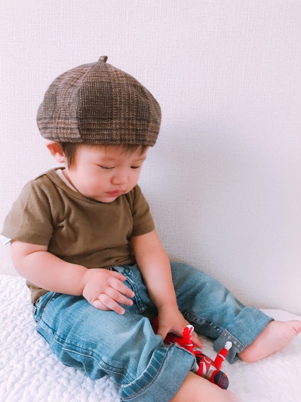 「男の子、０歳、シンプル、古着MIX、ベレー帽、ピロミメイド、無地T、デニム、古着」｜「pinocoのアイテム（ハンチング/ベレー帽、ブラウン系）」を使った、P×Kさん（キッズ・70cm）の秋コーディネートの1枚目の写真