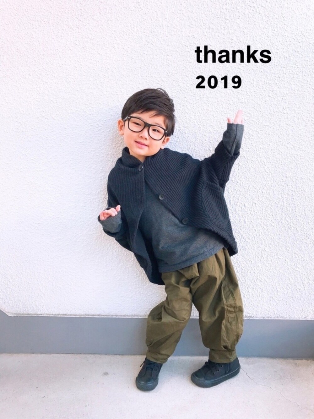 「男の子、4歳、カジュアルコーデ、変形カーディガン、nunuforme、インナー、カーキパンツ、converse、ハイカットスニーカー、エリート一重くん」｜「nunuformeのアイテム（カーディガン/ボレロ、ブラック系）」を使った、P×Kさん（キッズ・100cm）の冬コーディネートの1枚目の写真