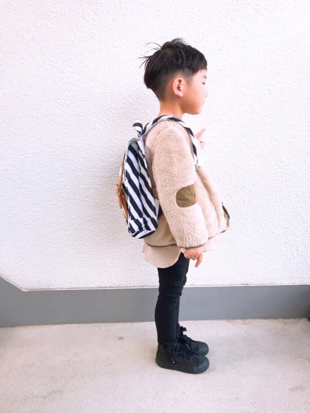 「男の子、4歳、冬アウター着回しチャレンジ、キルティングジャケット、サーマルカットソー、スキニーパンツ、黒スキニー、バックパック、converse、エリート一重くん」｜「DENIM DUNGAREEのアイテム（ジャケット/アウター、ベージュ系）」を使った、P×Kさん（キッズ・100cm）の冬コーディネートの1枚目の写真