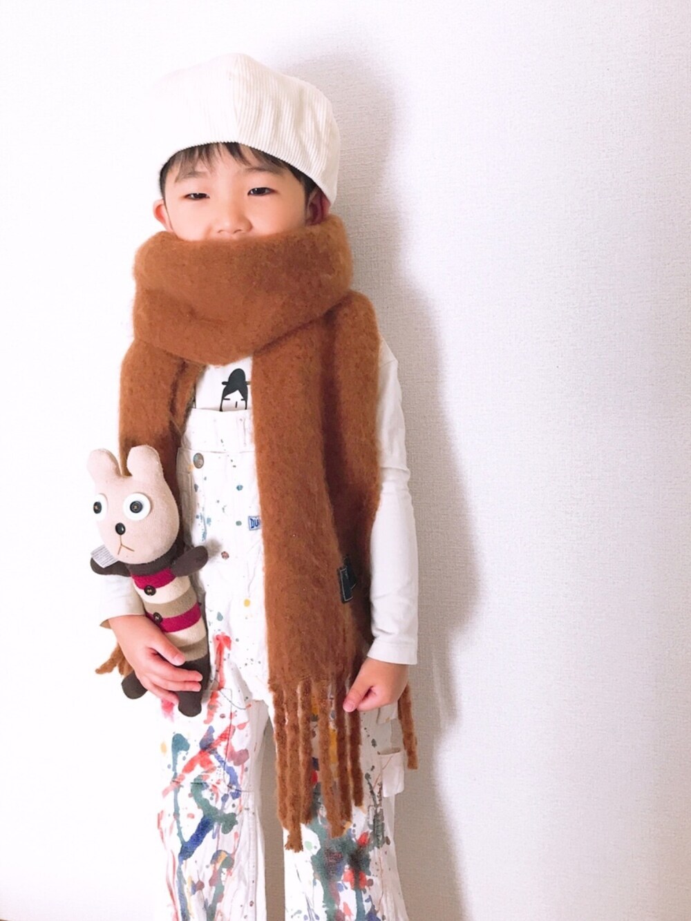 「男の子、4歳、ブラウン色に染まれ、ベレー帽、ピロミメイド、マフラー、サロペット、ロンT、ぬいぐるみ、エリート一重くん」｜「pinocoのアイテム（ハンチング/ベレー帽、ホワイト系）」を使った、P×Kさん（キッズ・100cm）の冬コーディネートの1枚目の写真