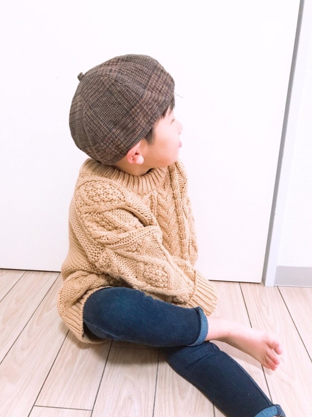 「男の子、4歳、カジュアル、ブラウン色に染まれ、ベレー帽、ピロミメイド、ざっくりニット、ベージュ、スキニーデニム、エリート一重くん」｜「pinocoのアイテム（ハンチング/ベレー帽、ブラウン系）」を使った、P×Kさん（キッズ・100cm）の冬コーディネートの1枚目の写真