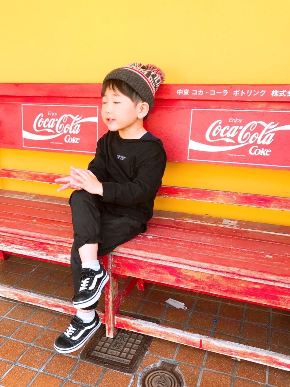 ブラック系のチュニック、ブラック系のその他パンツ、ブラック系のスニーカーを着用したキッズの春コーディネートの1枚目の写真
