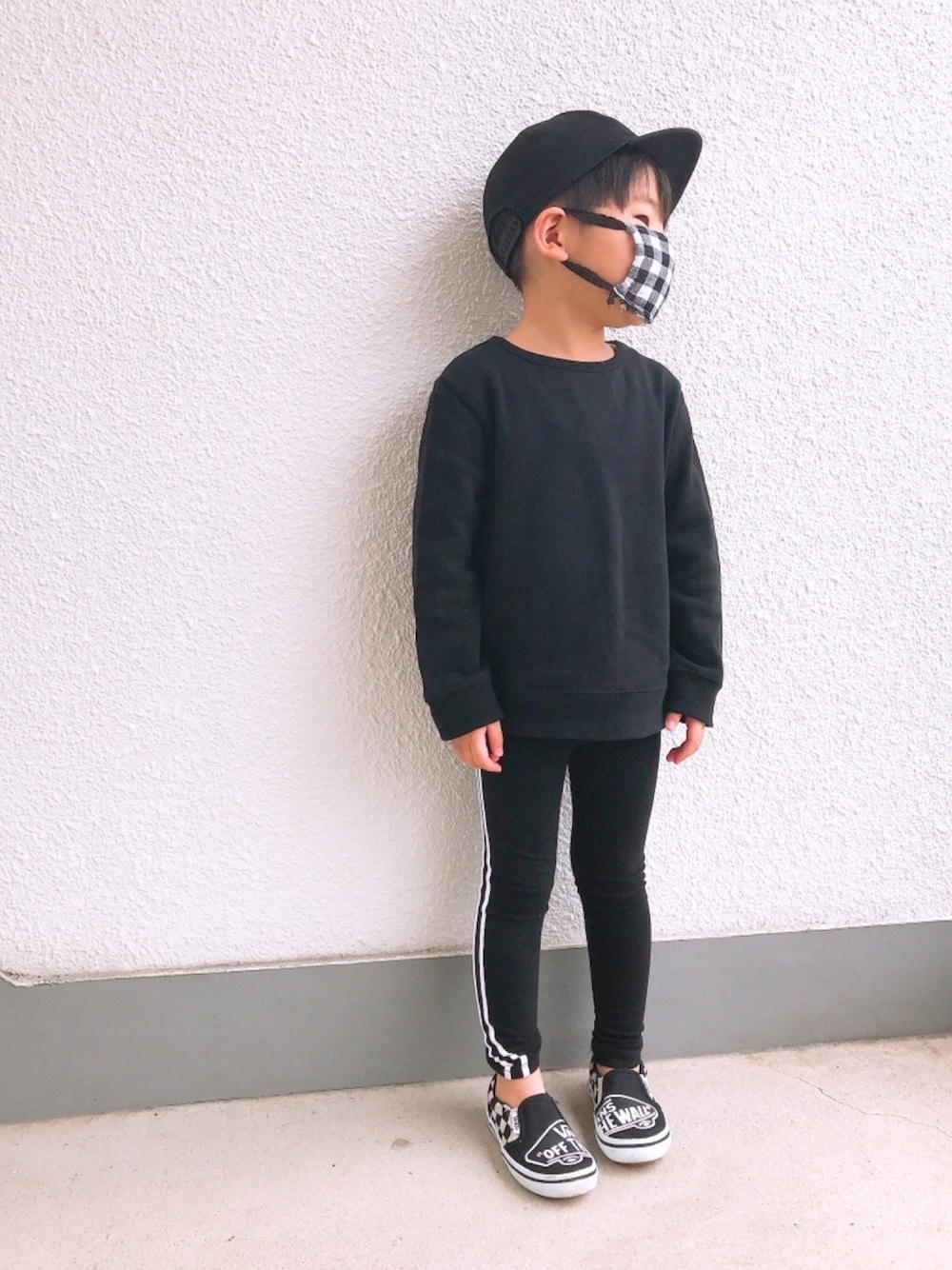 「男の子、4歳、モノトーン、キャップ、マスク、スウエット、ラインレギンス、VANS、スリッポン、エリート一重くん」｜「GLOBAL WORKのﾍﾞｰｽﾎﾞｰﾙCAP（キャップ、ブラック系）」を使った、P×Kさん（キッズ・100cm）の春コーディネートの1枚目の写真