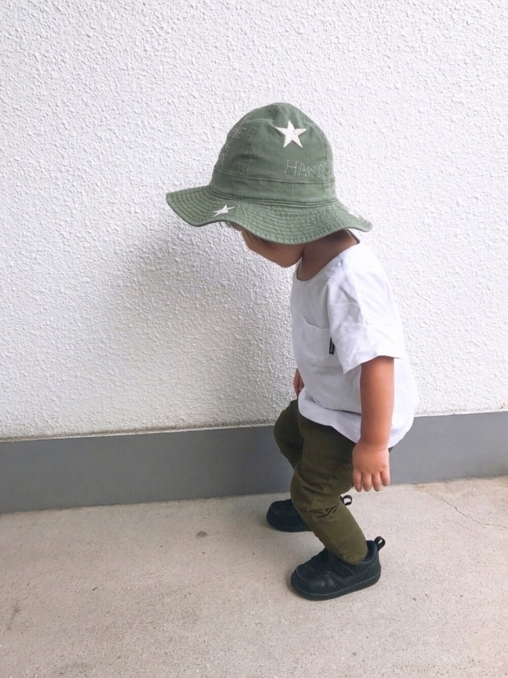 「男の子、1歳、引き算コーデ、fith社、ハット、白Tシャツ、ワンポケT、ストレッチパンツ、黒スニーカー、NIKE」｜「DENIM DUNGAREEのアイテム（ハット、グリーン系）」を使った、P×Kさん（キッズ・80cm）の夏コーディネートの1枚目の写真