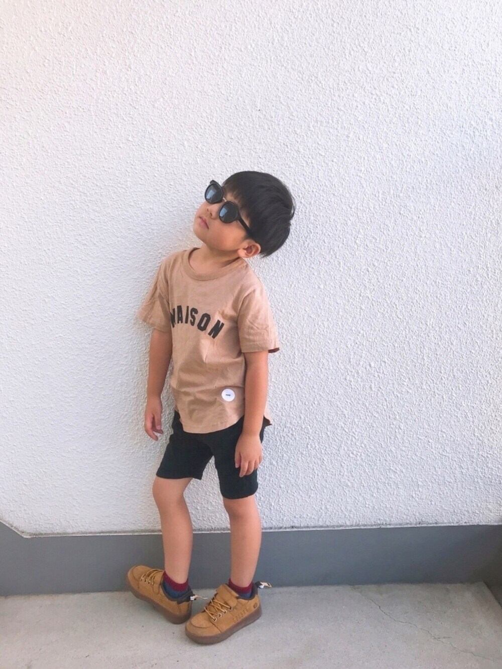 ベージュ系のTシャツ/カットソー、ブラック系のその他パンツ、ブラウン系のスニーカーを着用したキッズの夏コーディネートの1枚目の写真