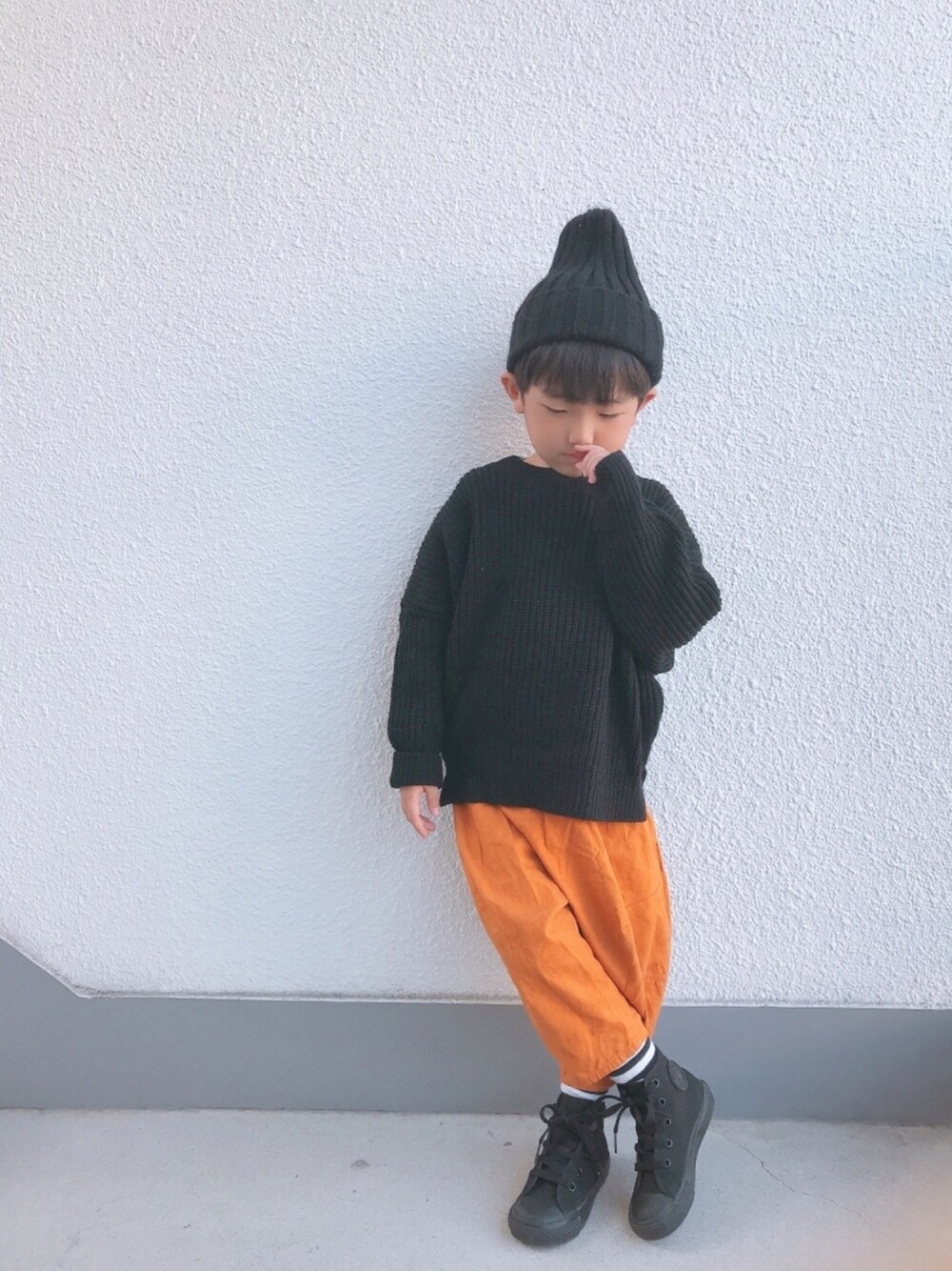 「男の子、5歳、ニット帽、オーバーサイズ、バルキーニット、黒ニット、ハンパタケパンツ、nunuforme、converse、エリート一重くん」｜「pairmanonのユニセックス あぜ編み 長袖 ニット セーター（ニット/セーター、ブラック系）」を使った、P×Kさん（キッズ・110cm）の秋コーディネートの1枚目の写真