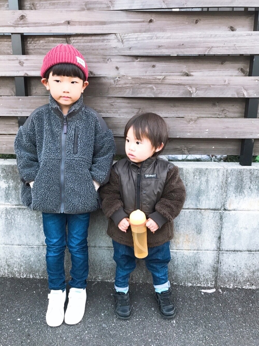 「男の子、5歳、2歳、兄弟コーデ、リンクコーデ、ボア、ボアジャケット、デニム、スニーカー」｜「LOWRYS FARMのスタンドボアブルゾン　847186（ブルゾン、グレー系）」を使った、P×Kさん（キッズ・110cm）の冬コーディネートの1枚目の写真