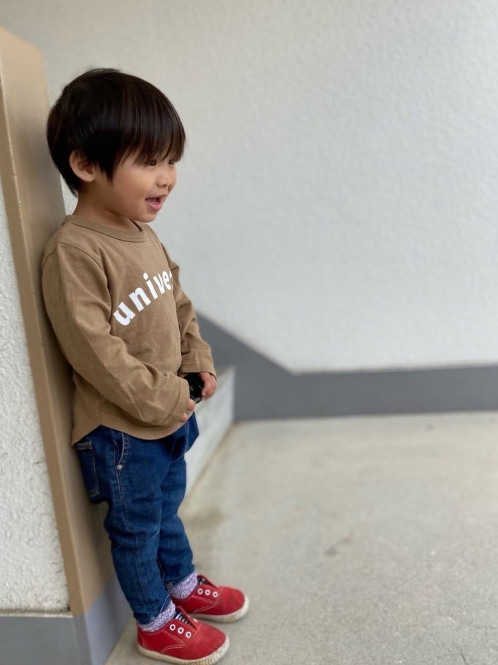 イエロー系のTシャツ/カットソー、ブルー系のデニムパンツ、レッド系のスリッポンを着用したキッズの春コーディネートの1枚目の写真