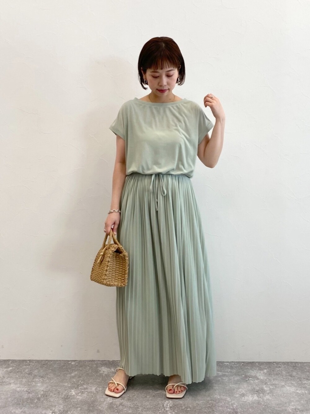 「apartbylowrys、アパートバイローリーズ、春夏コーデ、ワンピース、大人ガーリー、低身長女子、低身長、カットソーワンピース、グリーン、ラクチンコーデ」｜「A part byのPoドロストプリーツワンピース　910432（ワンピース、グリーン系）」を使った、hikariさん（レディース・153cm）の春コーディネートの1枚目の写真