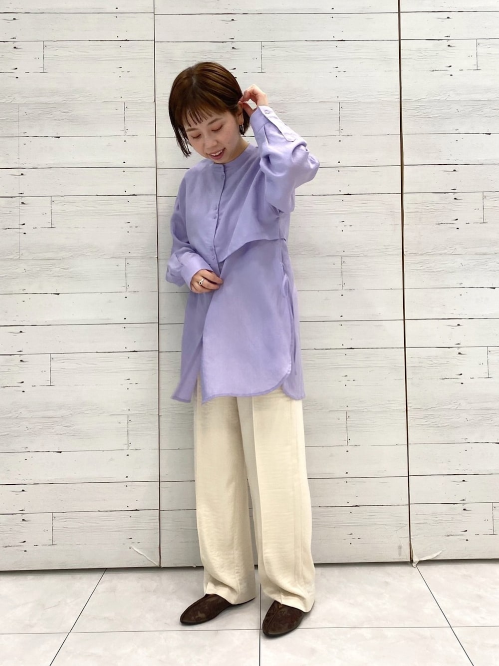 「apartbylowrys、アパートバイローリーズ、オトナカジュアル、カジュアルコーデ、パープル、大人コーデ、チャイナシューズ、ゆるコーデ、サテンパンツ、低身長コーデ」｜「A part byのTeLiサイドスリットシャツ　938524（シャツ/ブラウス、パープル系）」を使った、hikariさん（レディース・153cm）の春コーディネートの1枚目の写真