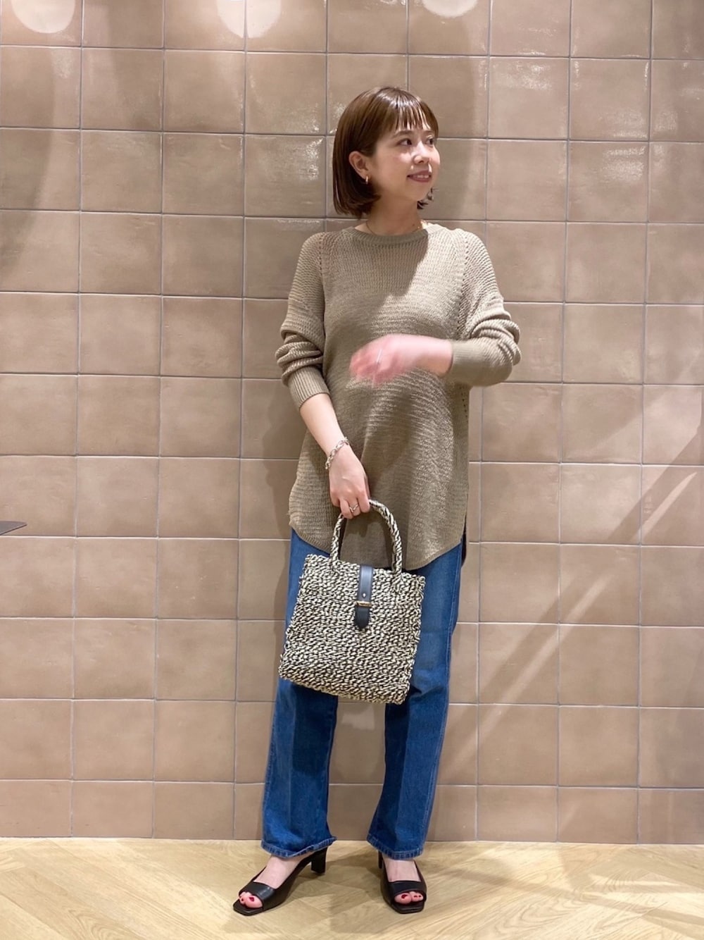 「apartbylowrys、アパートバイローリーズ、春コーデ、シンプルコーデ、大人カジュアル、きれいめカジュアル、低身長コーデ、春夏コーデ、リラックス、デニムパンツ」｜「A part byの7GAcメッシュラウンドニット8S　938527（ニット/セーター、ベージュ系）」を使った、hikariさん（レディース・153cm）の春コーディネートの1枚目の写真