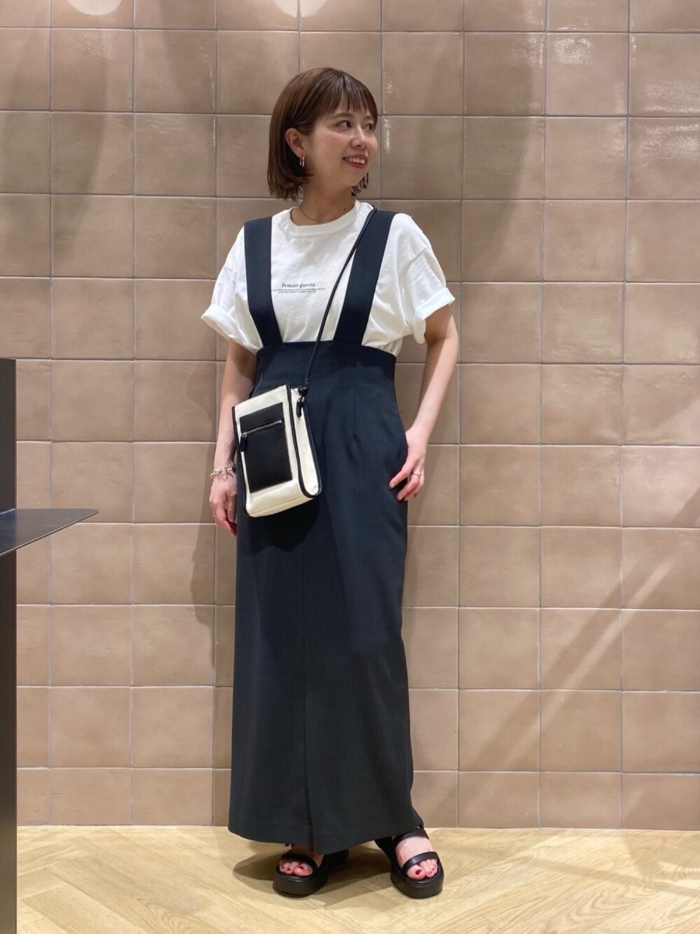 「apartbylowrys、アパートバイローリーズ、カジュアル、ジャンパースカート、休日コーデ、オトナ女子、大人カジュアル、ショートヘア、低身長、プリントT」｜「A part byのLIFEフォトTシャツ_半袖　947891（Tシャツ/カットソー、ホワイト系）」を使った、hikariさん（レディース・153cm）の春コーディネートの1枚目の写真