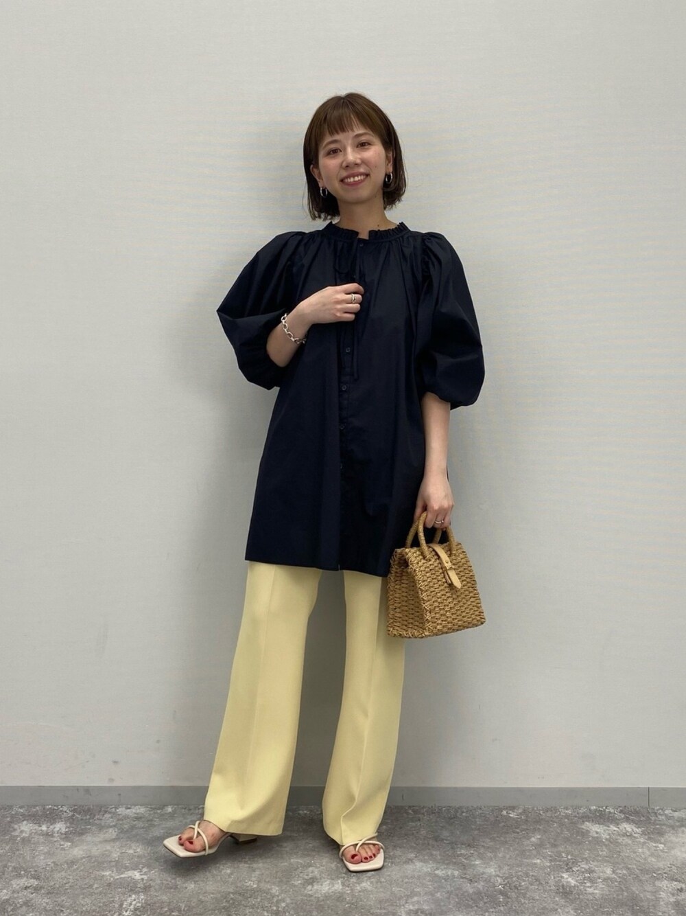 「apartbylowrys、アパートバイローリーズ、大人カジュアル、リラックススタイル、ラクチンコーデ、春夏コーデ、カジュアル、低身長コーデ、フレアパンツ、カラーパンツ」｜「A part byのCoフリルスキッパーチュニック 946943（シャツ/ブラウス、ブラック系）」を使った、hikariさん（レディース・153cm）の春コーディネートの1枚目の写真