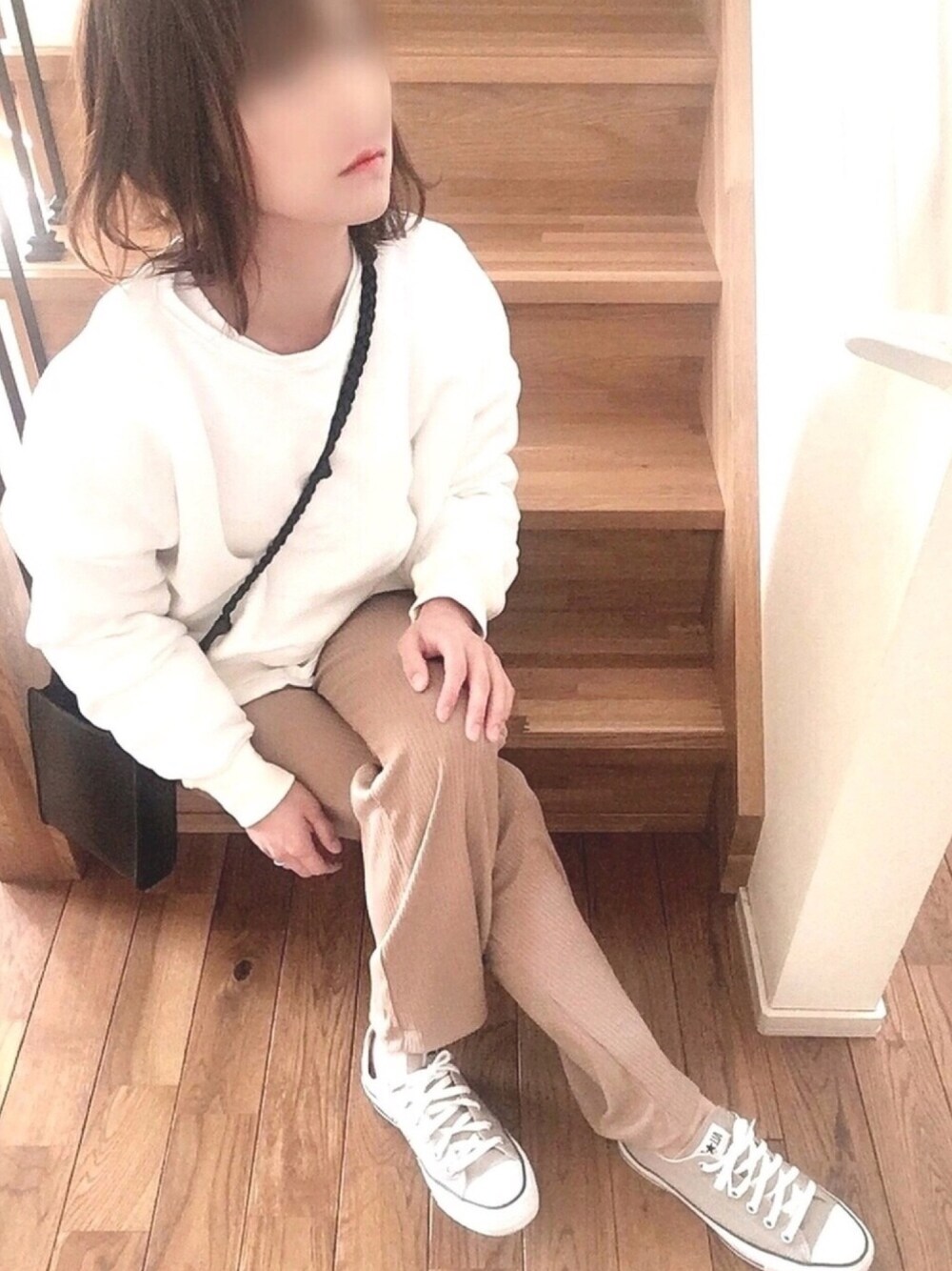 ホワイト系のスウェット、ベージュ系のパンツ、ホワイト系のTシャツ/カットソーを着用したレディースの冬コーディネートの1枚目の写真