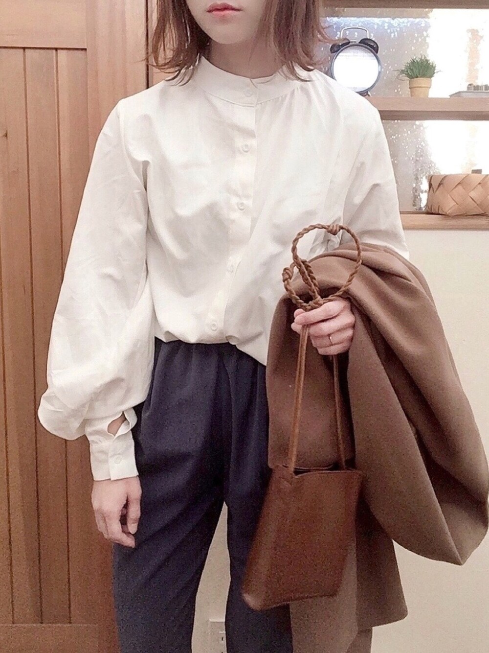 「オトナカジュアル、バンドカラーシャツ、ブルー、カラーパンツ、大人女子、古着MIX、ゾゾユーズド、ママコーデ、春色、白シャツ」｜「ABITOKYOのボリュームスリーブ シャツブラウス（シャツ/ブラウス、ホワイト系）」を使った、くつまるさん（レディース・161cm）の冬コーディネートの1枚目の写真