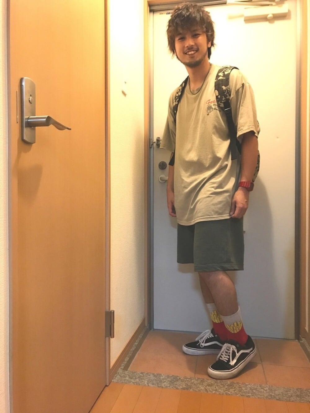 「古着、ハイソックス、オールドスクール、ポテト、エイチアンドエム、H&M、ロングソックス、スケータースタイル、G-SHOCK」｜「古着のアイテム（Tシャツ/カットソー、ベージュ系）」を使った、coney11さん（メンズ・170cm）の夏コーディネートの1枚目の写真