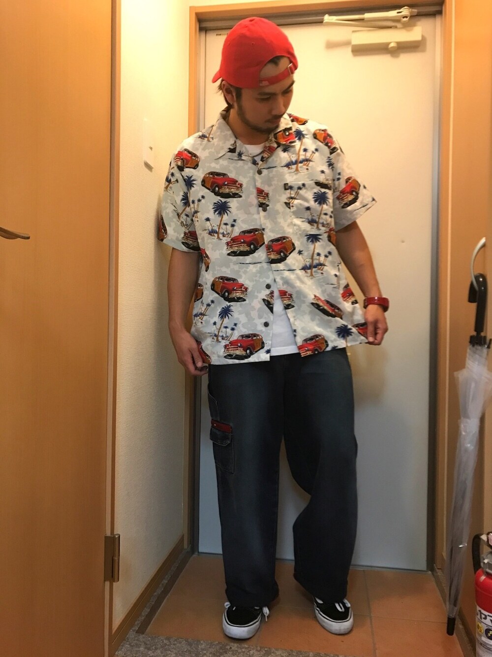「古着、夏、アロハシャツ、ワイドデニム、summer、kiks Tyo、TOMMY HILFIGER、オールドスクール、G-SHOCK、柄シャツ」｜「KIKS TYOのアイテム（キャップ、レッド系）」を使った、coney11さん（メンズ・170cm）の夏コーディネートの1枚目の写真