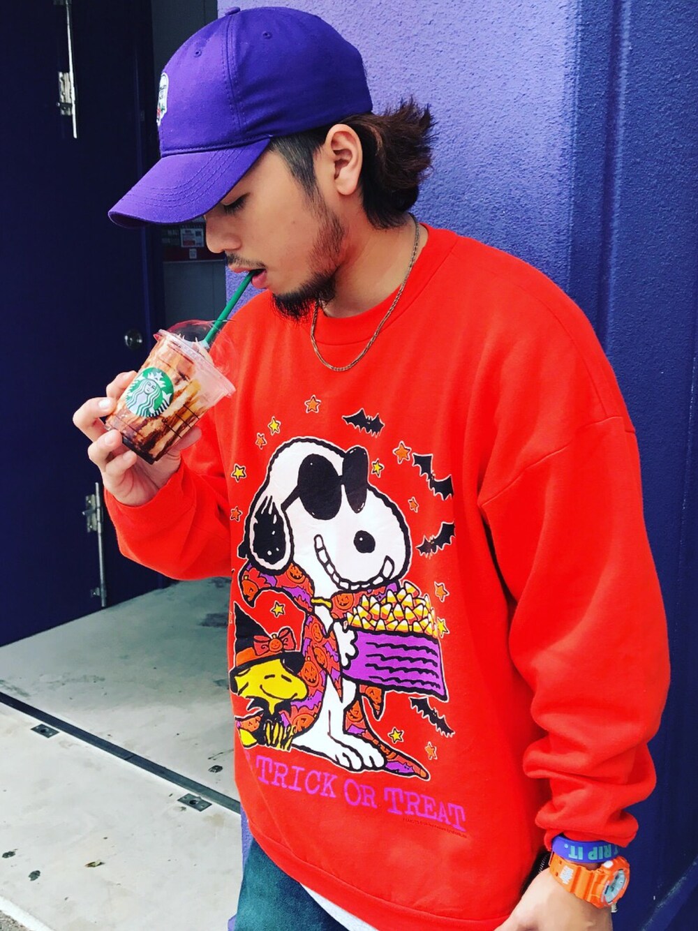 「wearhalloween2017、ハロウィン、halloween、Trick or Treat、オレンジ、G-SHOCK、古着、スヌーピー、ピーナッツ、スタバ」｜「American Eagleのアイテム（キャップ、パープル系）」を使った、coney11さん（メンズ・170cm）の秋コーディネートの1枚目の写真