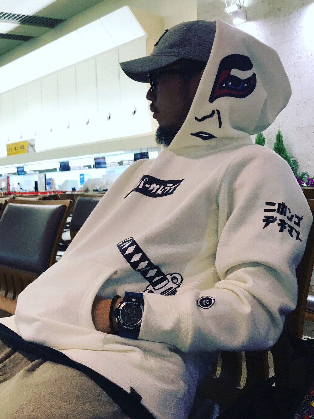 「SLOPER、goslowcaravan、プルパーカー、プルオーバーパーカー、ホワイト、ホワイトコーデ、G-SHOCK、Abercombie&Fitch、rrl」｜「SLOPERのSLOPER/スローパー　LICOTEC　サムライ裏起毛プルパーカ（パーカー、ホワイト系）」を使った、coney11さん（メンズ・170cm）の冬コーディネートの1枚目の写真