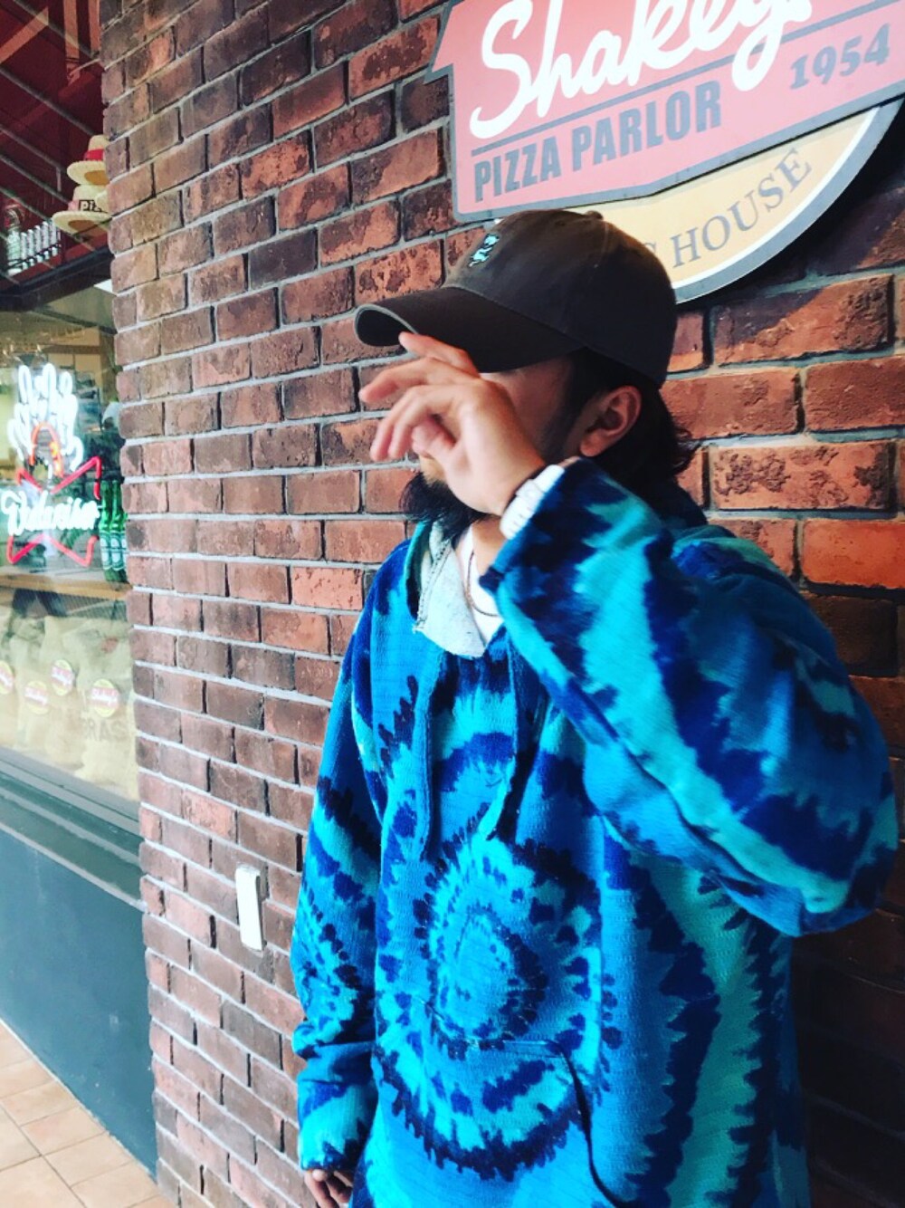 「タイダイ柄、go slow caravan、プルオーバーパーカー、パーカー、グレイトフルデッド、G-SHOCK、青、ブルー」｜「go slow caravanのデッドベア刺繍ベースボールCAP（キャップ、グレー系）」を使った、coney11さん（メンズ・170cm）の冬コーディネートの1枚目の写真