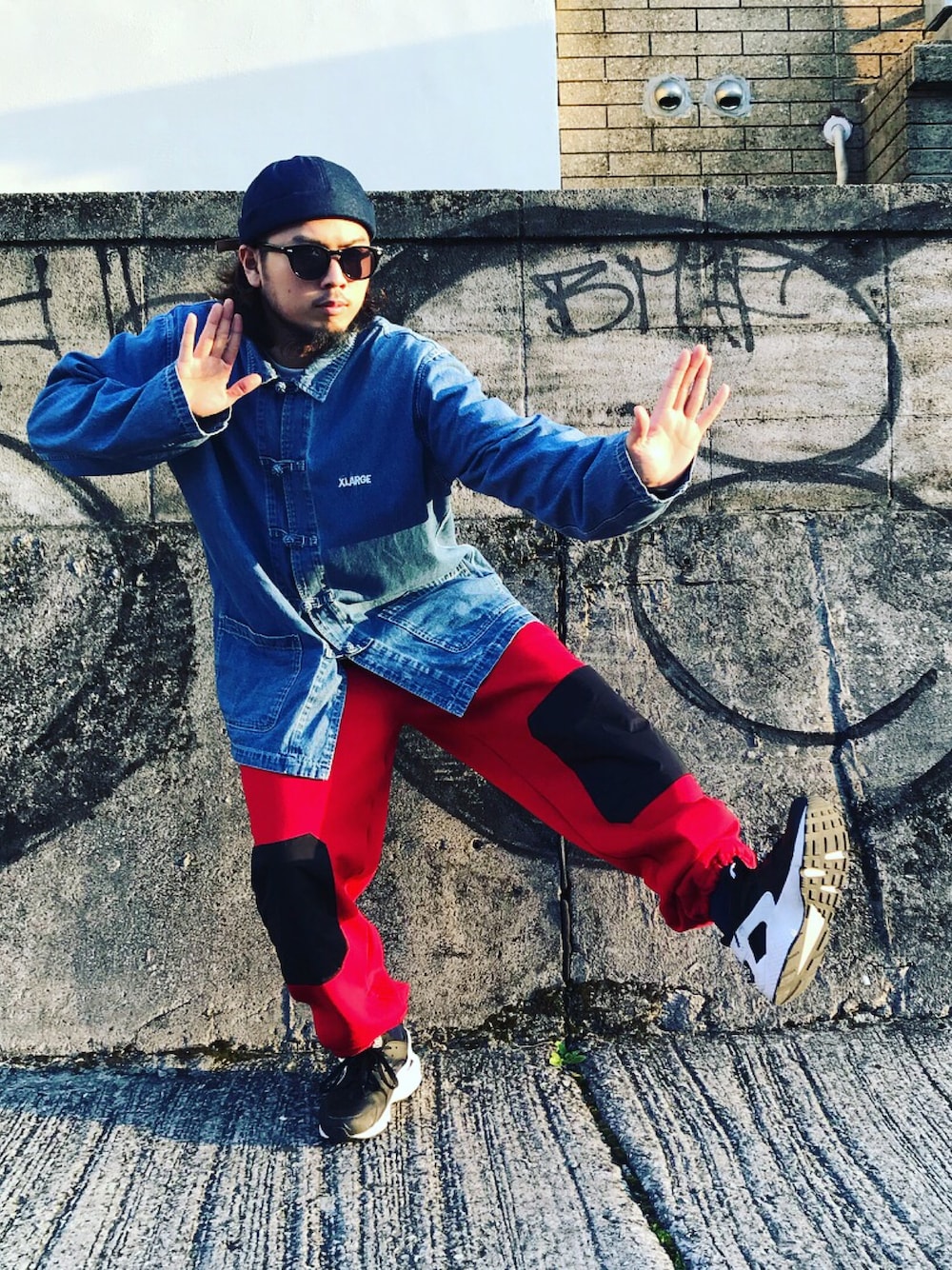 「XLARGE、FLATLUX、airhuarache、ハラチ、エアハラチ」｜「XLARGEのDENIM KUNG FU SHIRT（シャツ/ブラウス、ブルー系）」を使った、coney11さん（メンズ・170cm）の春コーディネートの1枚目の写真