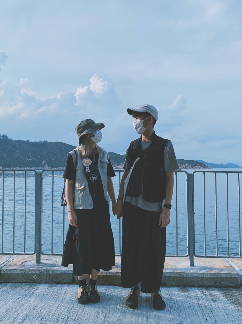 「ootd、coupleoutfit、couplelook、coupleshoes、工裝褲、漁夫帽」｜「keen jasperのアイテム（シューズ、ベージュ系）」を使った、lymtaleさん（レディース・157cm）の夏コーディネートの1枚目の写真
