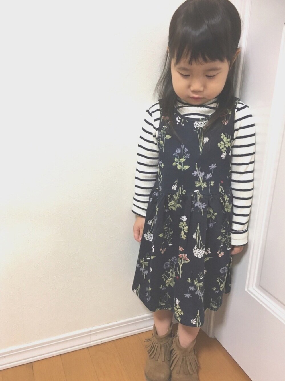 「キッズコーデ、春コーデ、おんなのこ、3歳、花柄ワンピース」｜「H&Mのアイテム（ワンピース、ブルー系）」を使った、am&mさん（キッズ・90cm）の冬コーディネートの1枚目の写真