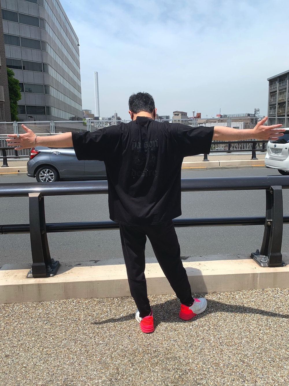 「コンダクター、el conductorH、ZARA、ブラック、オーバーサイズ、Tシャツ、白スニーカー」｜「el conductorHのアイテム（Tシャツ/カットソー、ブラック系）」を使った、４代目な、 ー きさん（メンズ・169cm）の春コーディネートの1枚目の写真