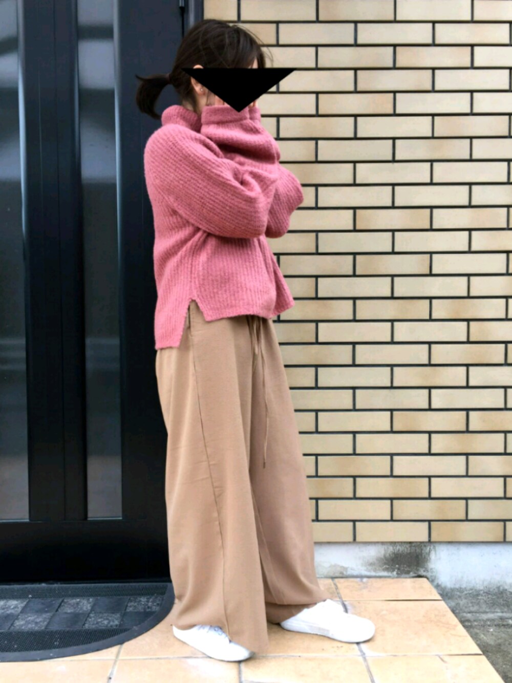 「Chico、who's who chico、SUPERGA、スニーカー、ピンクニット、ワイドパンツ、シンプル」｜「cepoの裏起毛ジョーゼットワイドパンツ（その他パンツ、イエロー系）」を使った、ぱにさん（レディース・152cm）の冬コーディネートの1枚目の写真
