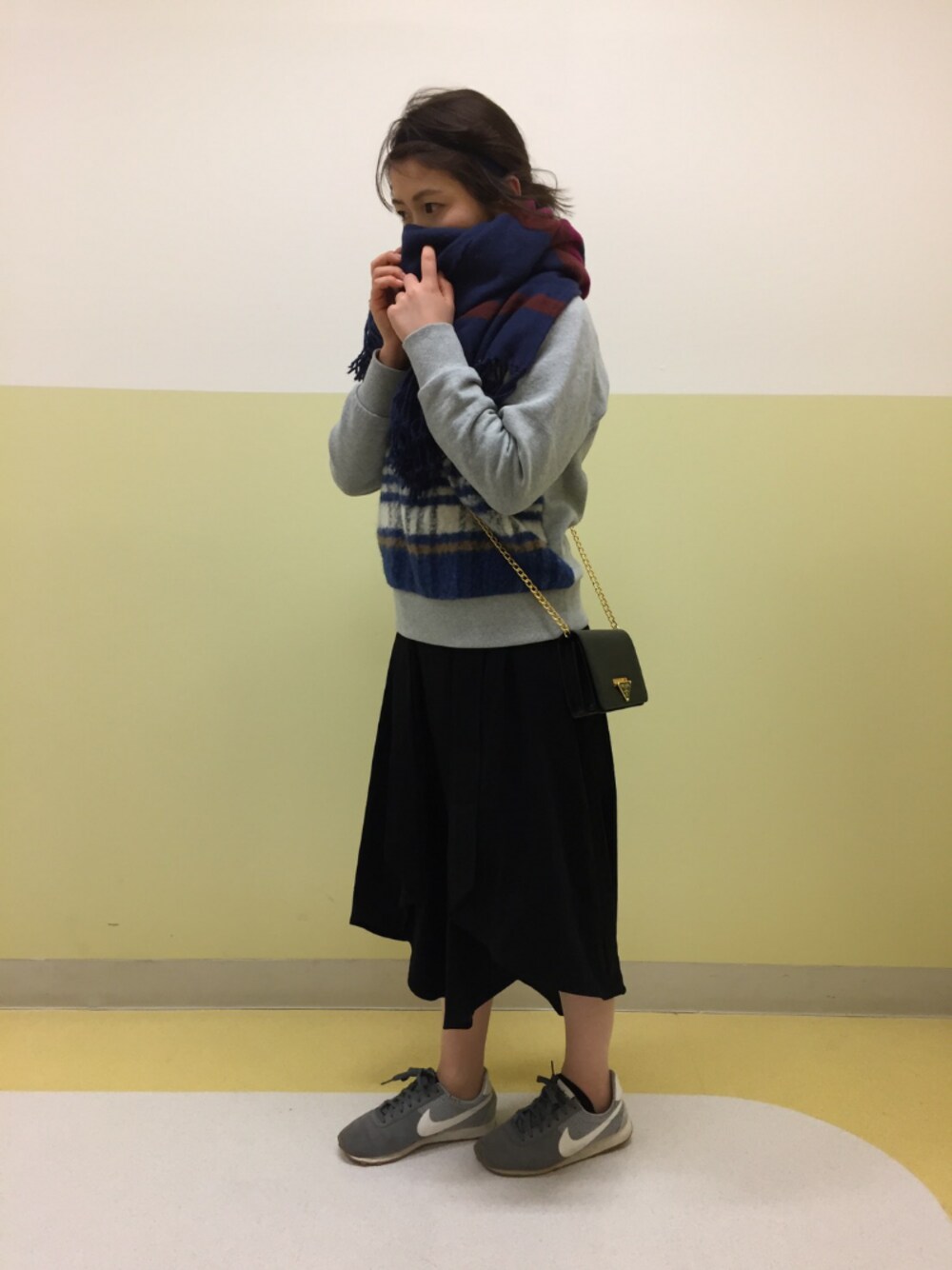 「UNIQLO、NIKE、スニーカー、ストール、スニーカーコーデ、チェック、nolleys light、LETRO GIRL」｜「PRADAのアイテム（ショルダーバッグ、ブラック系）」を使った、ぱにさん（レディース・152cm）の冬コーディネートの1枚目の写真