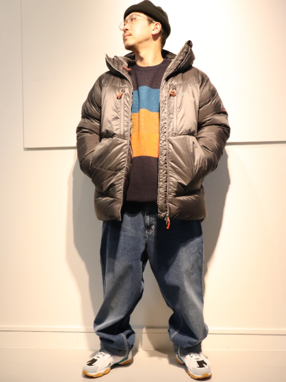 「ダウンジャケット、アウトドアスタイル、シルバー、ボーダーニット、デニム、バギーパンツ、carhartt、reebok、ストリート、90’s」｜「Rabのアイテム（ダウンジャケット/コート、グレー系）」を使った、LHP福岡店 staffさん（メンズ・165cm）の秋コーディネートの1枚目の写真