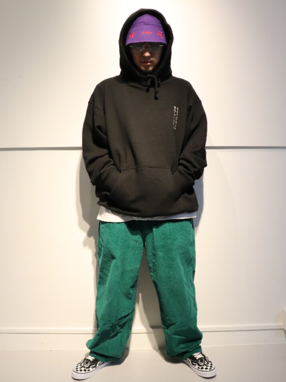 「コーデュロイ、VANS、ストリート、サングラス、オーバーサイズ、Levi's、紫、バギーパンツ、バケットハット、LONELY 論理」｜「Levi'sのアイテム（パンツ、グリーン系）」を使った、LHP福岡店 staffさん（メンズ・165cm）の冬コーディネートの1枚目の写真