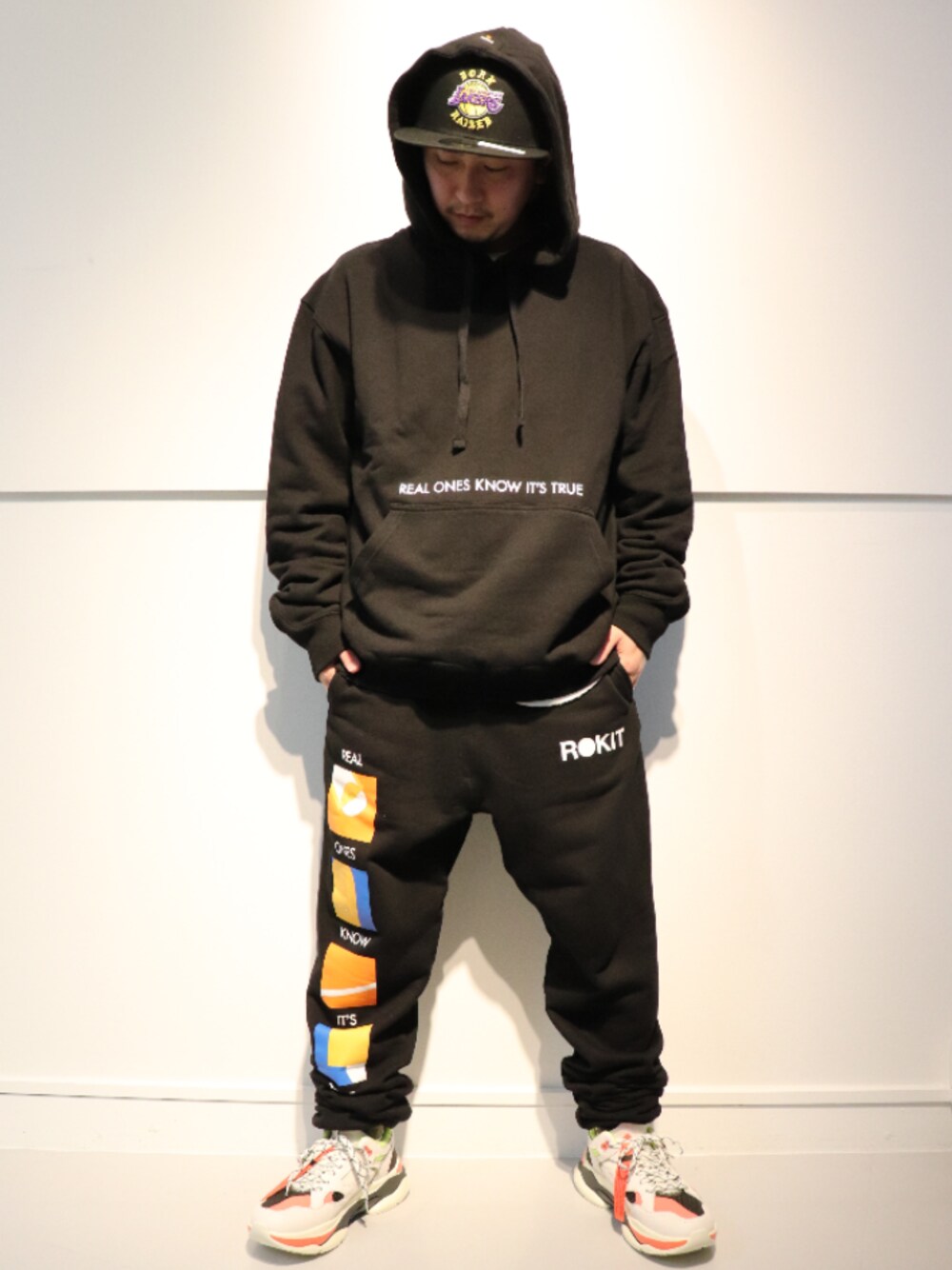「スニーカー、セットアップ、シンプル、ストリート、NEWERA、低身長、ラクチンコーデ、バスケ、BornxRaised、ダッドスニーカー」｜「ROKITのアイテム（パーカー、ブラック系）」を使った、LHP福岡店 staffさん（メンズ・165cm）の冬コーディネートの1枚目の写真