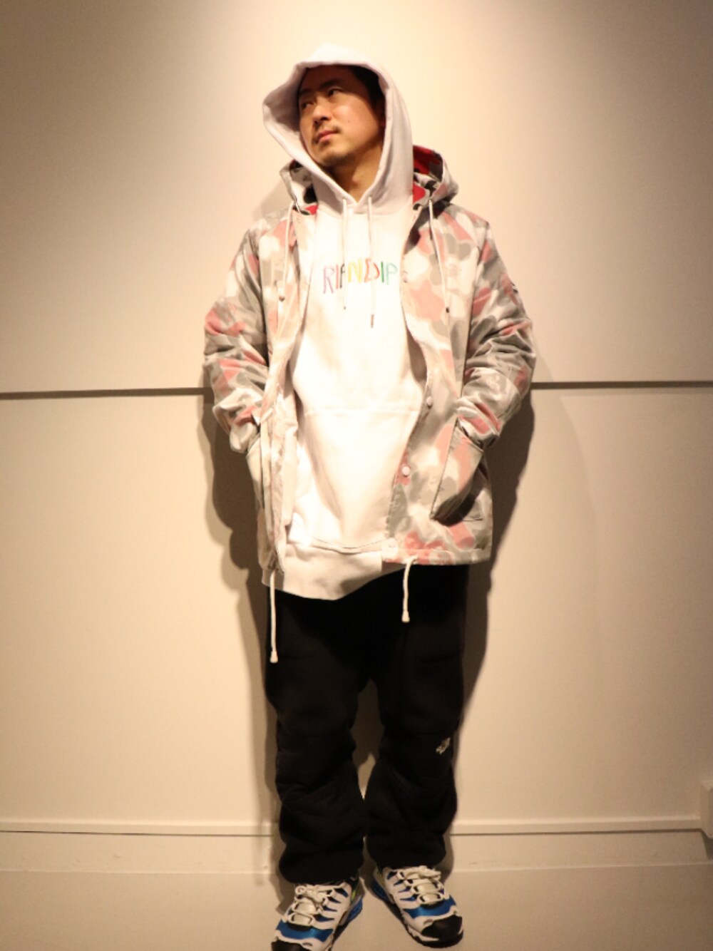 「スニーカー、NIKE、カモフラ、ストリート、白、コーチジャケット、THE NORTH FACE、スケータースタイル、白パーカー、ripndip」｜「RIPNDIPのアイテム（パーカー、ホワイト系）」を使った、LHP福岡店 staffさん（メンズ・165cm）の冬コーディネートの1枚目の写真
