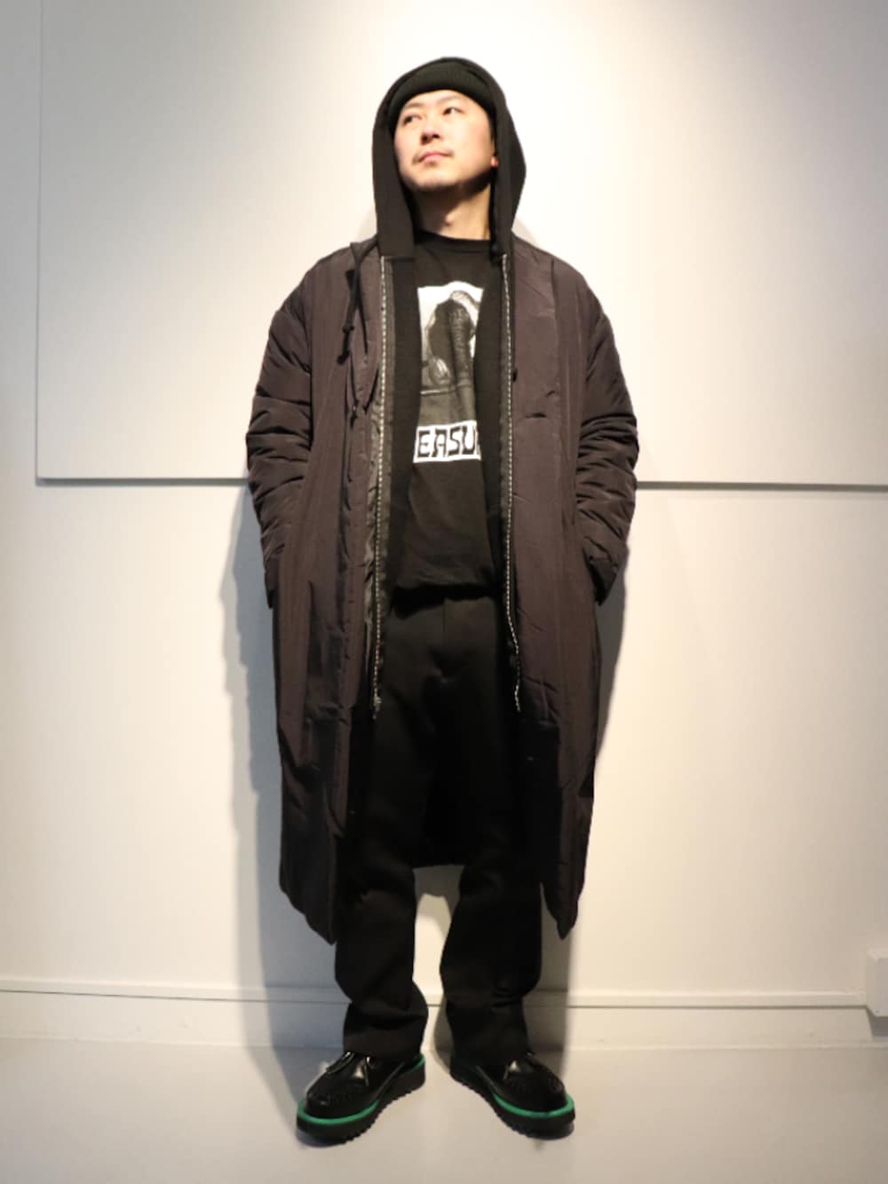 「コート、ブラック、ラバーソール、ストリート、スラックス、オールブラック、大人カジュアル、ootd、スタッフセンバツ、年末WEAR感謝祭」｜「PLEASURESのPLEASURES/プレジャーズ/HAIR CUT TYEDIE L/S T-SHIRTS（Tシャツ/カットソー、ブラック系）」を使った、LHP福岡店 staffさん（メンズ・165cm）の冬コーディネートの1枚目の写真