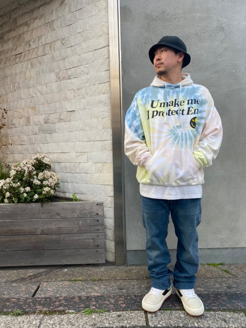 「デニム、カジュアル、アメカジ、パーカー、リーバイス、ストリート、タイダイ柄、シンプルコーデ、501、NorthWave」｜「Levi'sのLevi's/リーバイス/501 '93 レギュラーストレート BLEU EYES BABY（デニムパンツ、ブルー系）」を使った、LHP福岡店 staffさん（メンズ・165cm）の春コーディネートの1枚目の写真