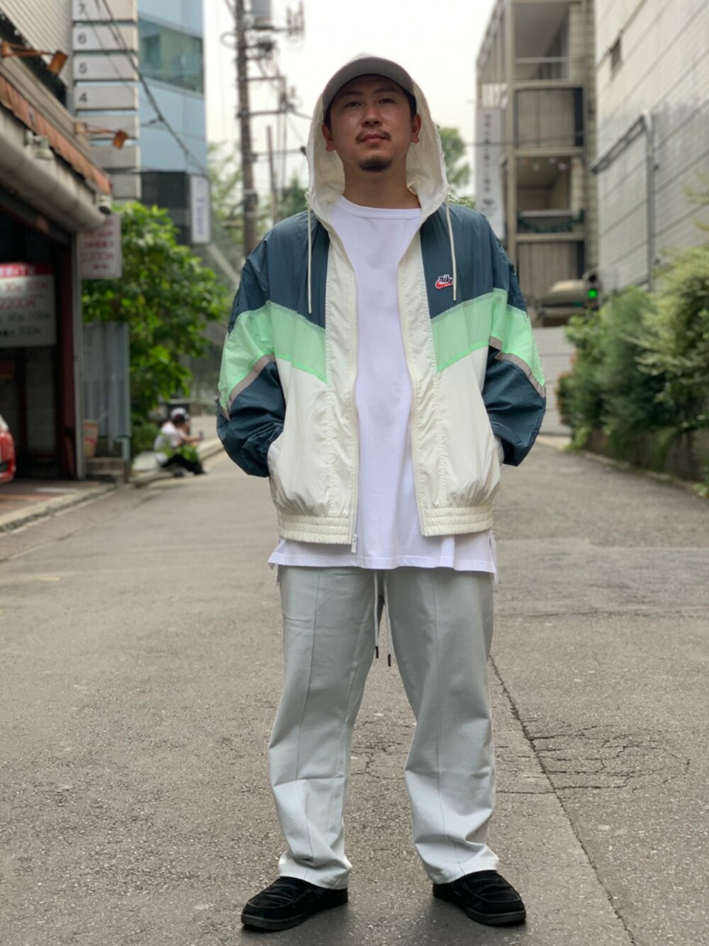 「NIKE、ローファー、ストリート、オーバーサイズ、ワイドパンツ、トラウザーパンツ、ナイロンジャケット、トラックジャケット、低身長、ジョガーパンツ」｜「MANASTASHのMANASTASH/マナスタッシュ　FLEX VENT TEE Ⅲ フレックスベントティー３（Tシャツ/カットソー、ホワイト系）」を使った、LHP福岡店 staffさん（メンズ・165cm）の夏コーディネートの1枚目の写真