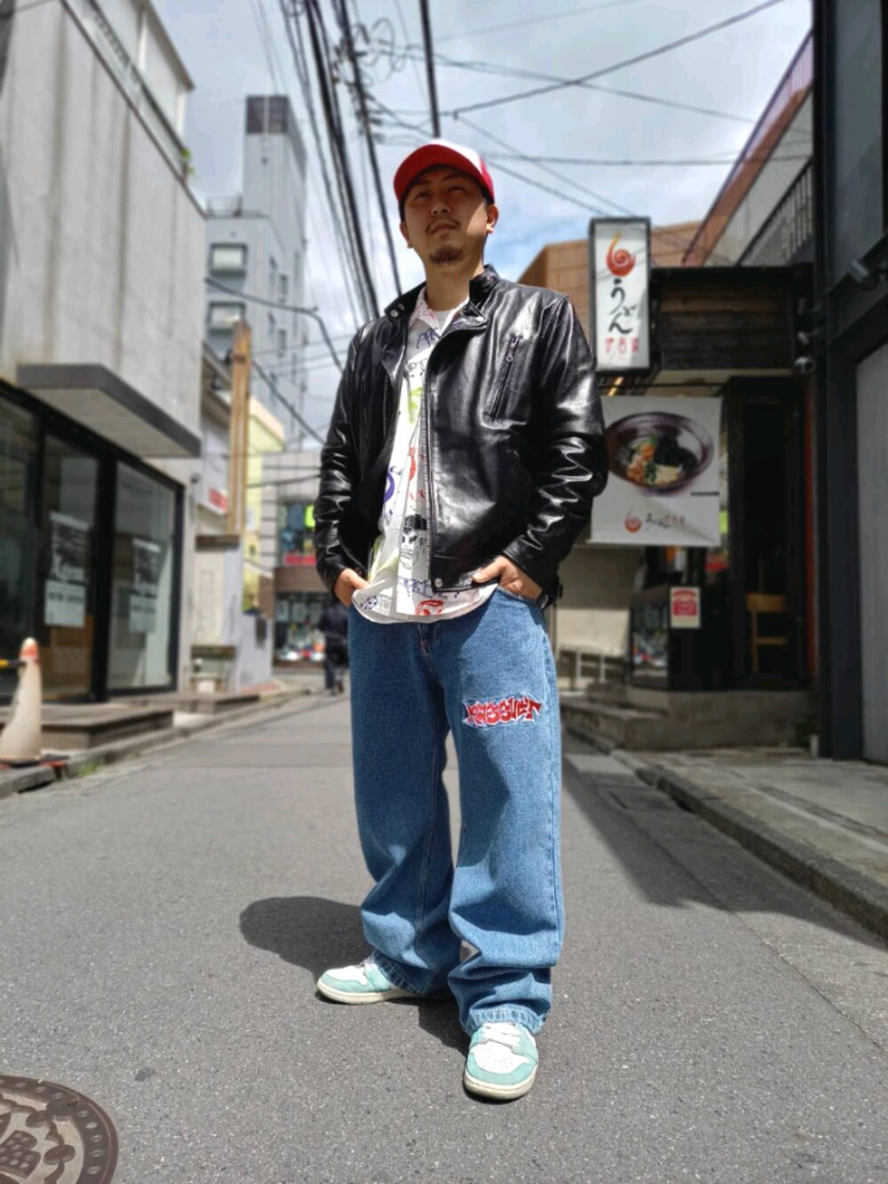 「デニム、レザー、レザージャケット、ライダース、キャップ、ストリート、SCHOTT、メッシュキャップ、春コーデ、スケータースタイル」｜「GOLF WANGのGOLFWANG/ゴルフワン/トラッカーメッシュキャップ/BIG ROMEO TRUCKER HAT（キャップ、レッド系）」を使った、LHP福岡店 staffさん（メンズ・165cm）の春コーディネートの1枚目の写真