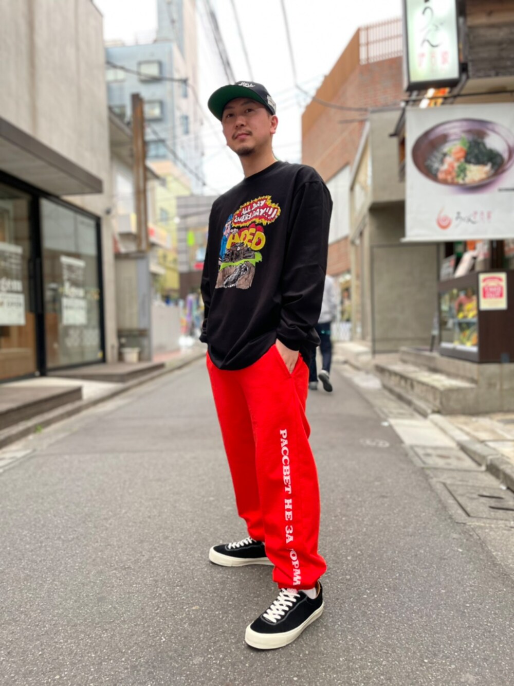 「スウェットパンツ、キャップ、ストリート、赤、ロンT、休日スタイル、春コーデ、低身長、スケータースタイル、主役はカラーパンツ」｜「CLUB PARKのA.D.E.D/エーディーイーディー/LS DOGS DAY（Tシャツ/カットソー、ブラック系）」を使った、LHP福岡店 staffさん（メンズ・165cm）の春コーディネートの1枚目の写真