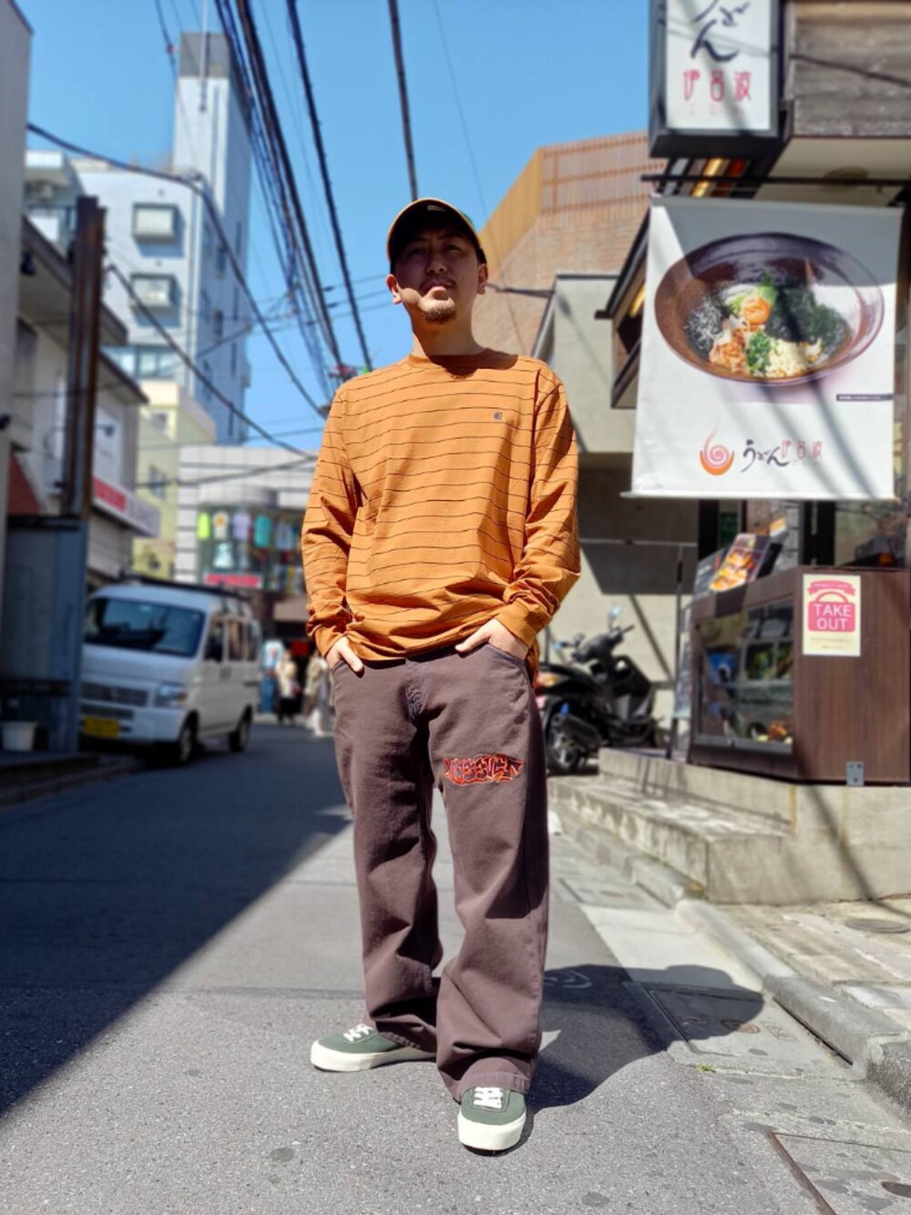 「シンプルコーデ、春夏コーデ、スニーカー、ストリート、ストリートファッション、スケータースタイル、キャップ、ブラウン、ボーダー、ロンT」｜「Carhartt WIPのアイテム（Tシャツ/カットソー、ブラウン系）」を使った、LHP福岡店 staffさん（メンズ・165cm）の春コーディネートの1枚目の写真