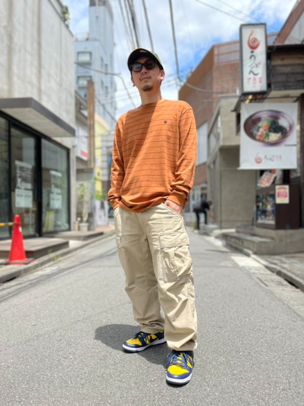 「スニーカー、ボーダー、キャップ、ストリート、NEW ERA、ロンT、カーゴパンツ、carhartt、休日スタイル、ブラウン」｜「Carhartt WIPのアイテム（Tシャツ/カットソー、ブラウン系）」を使った、LHP福岡店 staffさん（メンズ・165cm）の夏コーディネートの1枚目の写真