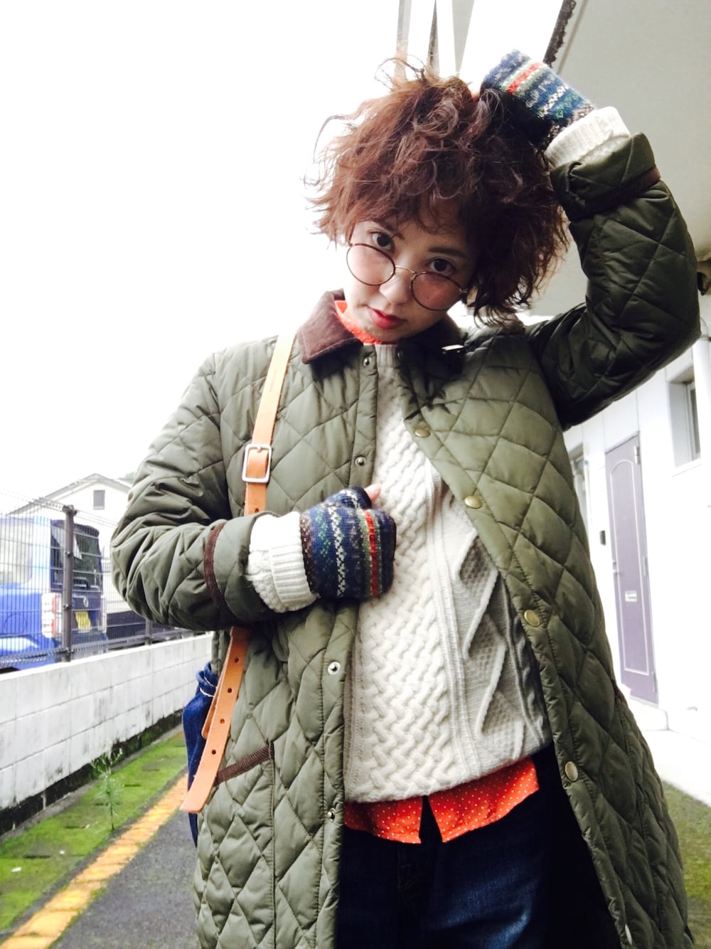 グリーン系のその他アウター、ブルー系のトートバッグ、ブラウン系のブーツを着用したレディースの秋コーディネートの1枚目の写真