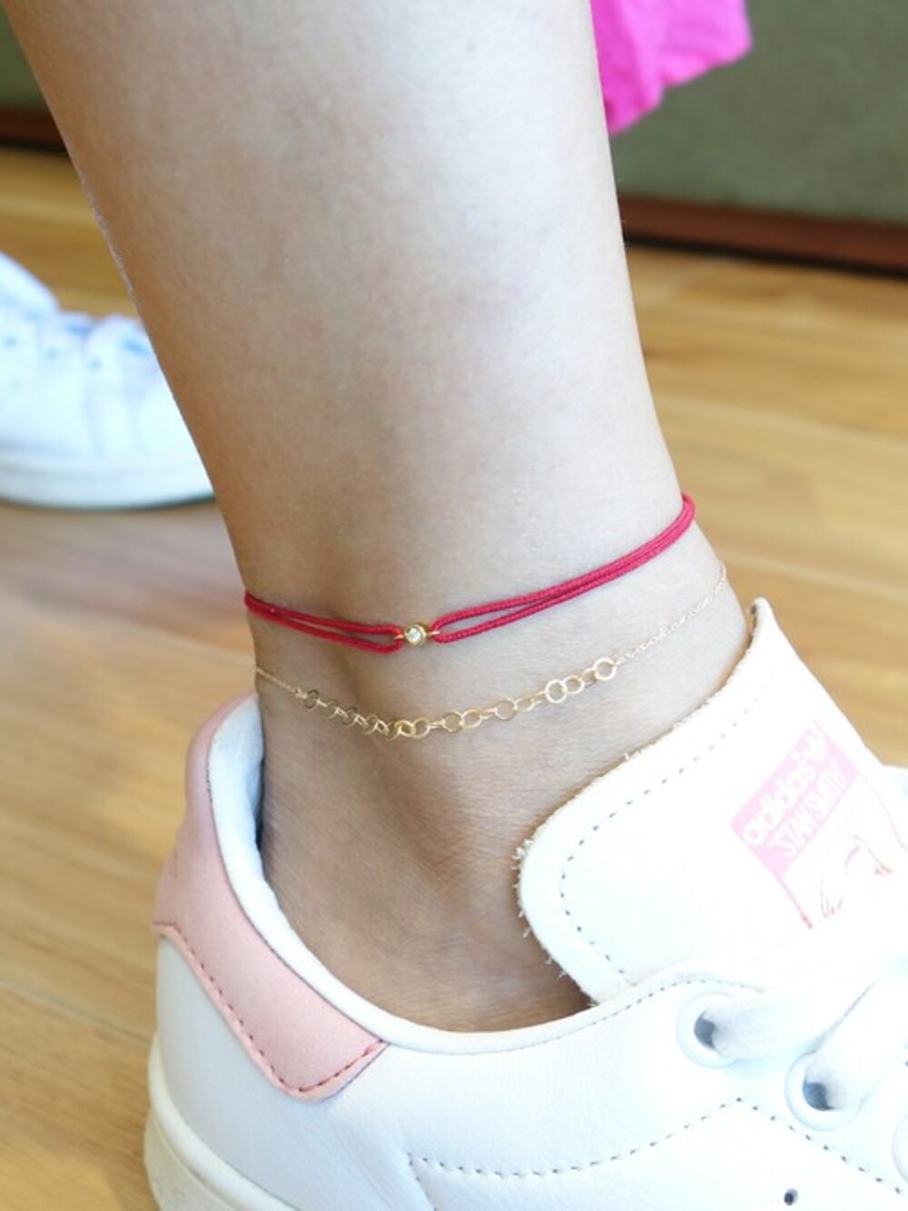 ゴールド系のアンクレット、レッド系のアンクレットを着用したレディースの夏コーディネートの1枚目の写真