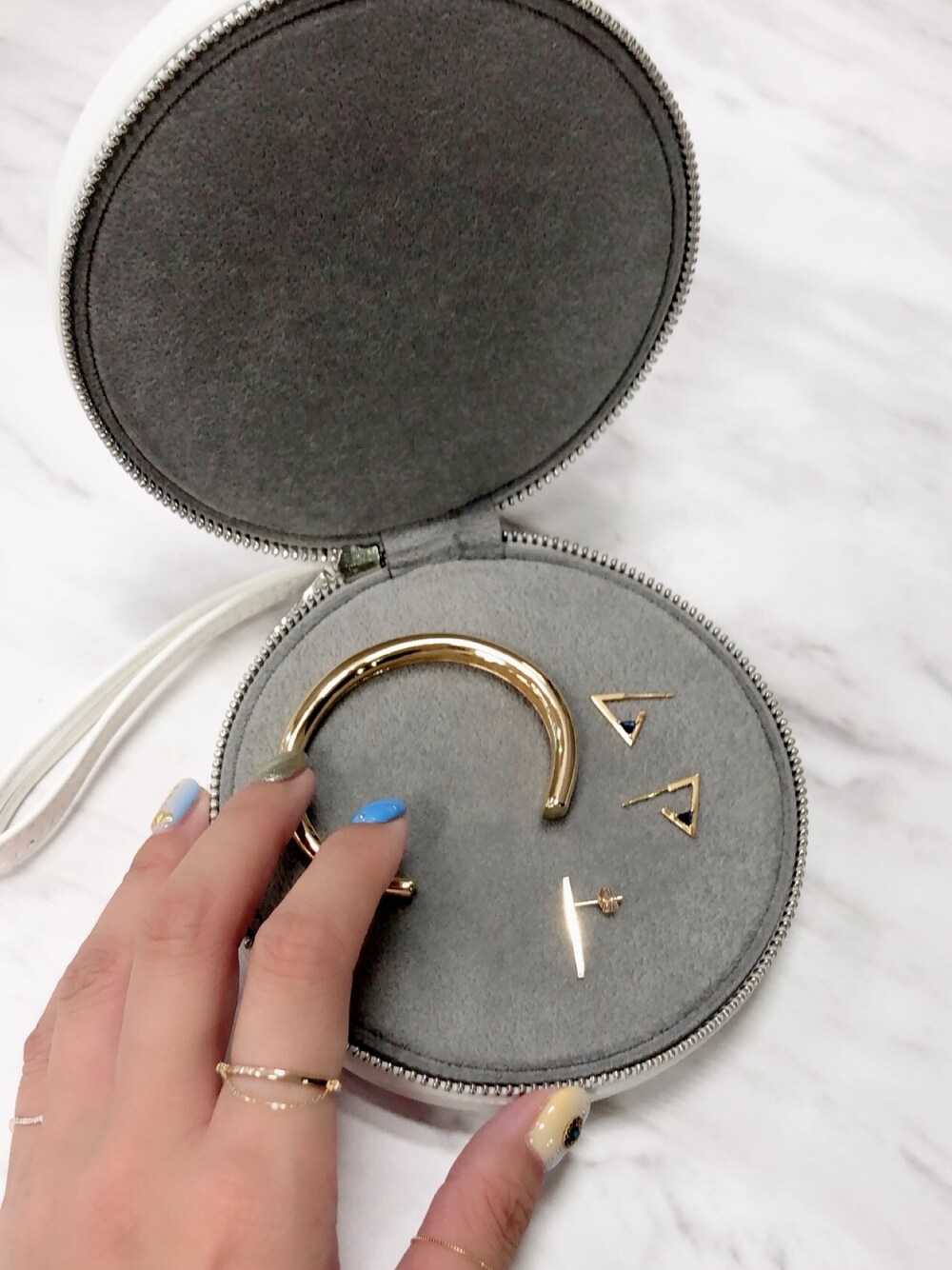 ホワイト系のその他小物、ゴールド系のピアス（両耳用）、ゴールド系のリングを着用したレディースの夏コーディネートの1枚目の写真