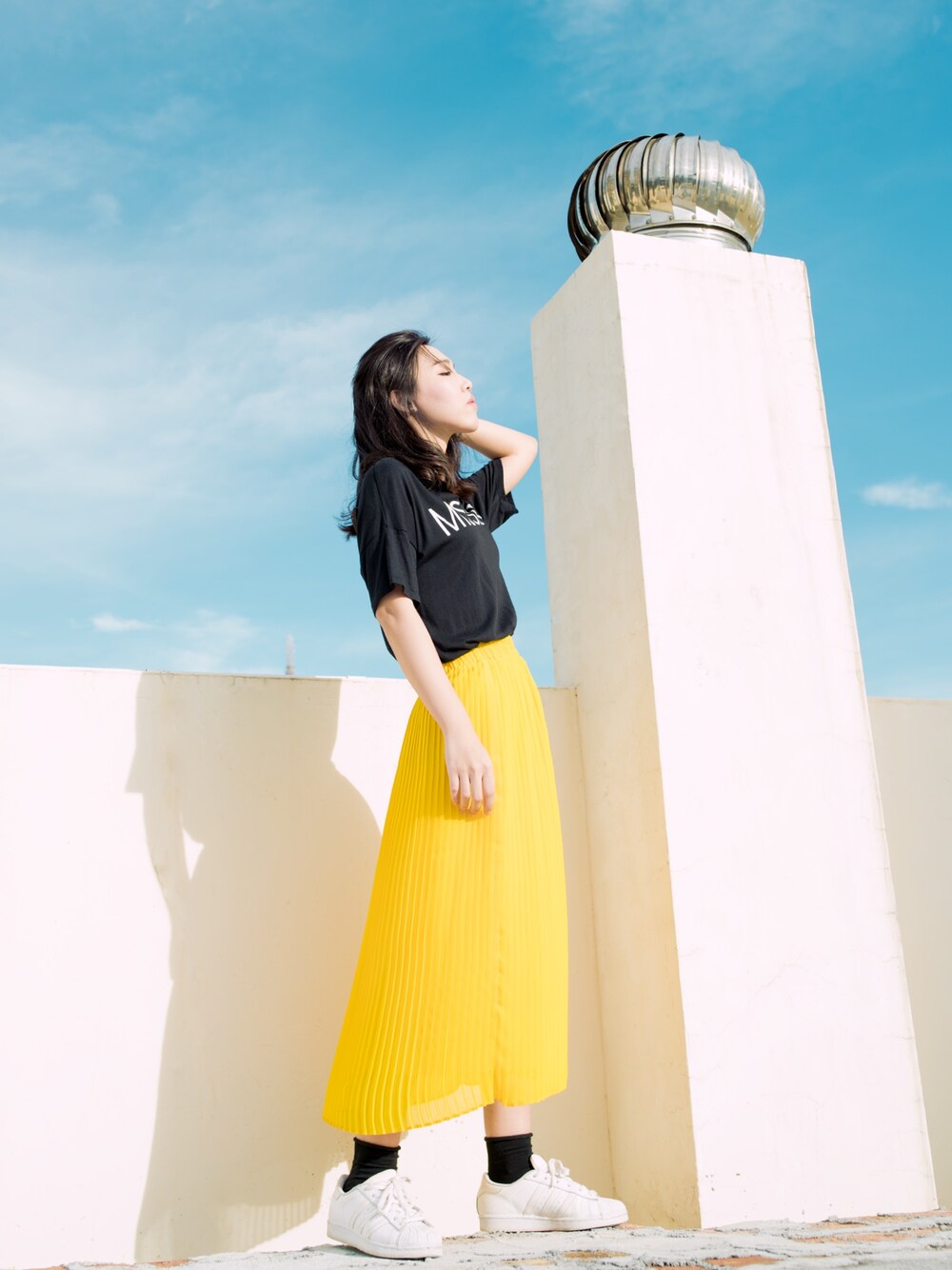 「ootd、outfit、H&M、MONKI、adidas、yellow」｜「MONKIのアイテム（スカート、イエロー系）」を使った、Bernice Sioさん（レディース・162cm）の春コーディネートの1枚目の写真